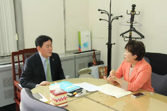 민병주 국회의원(새누리당)이 22일 오후 국회에서 최경환 경제부총리를 만나 출연연의 기타 공공기관 제외와 내년도 정부의 출연연 예산 편성에 적극 협조해 줄 것을 당부하고 있다.  민병주 의원실 제공